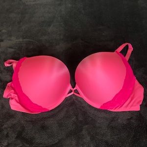 Victoria’s Secret bombshell plunge